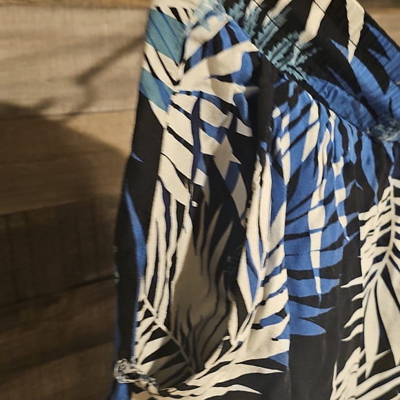 Tropical Pattern Shorts - Picture 5 of 9